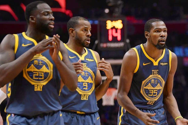 纽约洋基队在 2009 年夺冠后，向所有球员颁发了镶嵌 200 颗钻石的冠军戒指